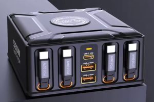 Este cargador tiene 550 W de potencia y cuatro cables integrados, y cuesta unos céntimos