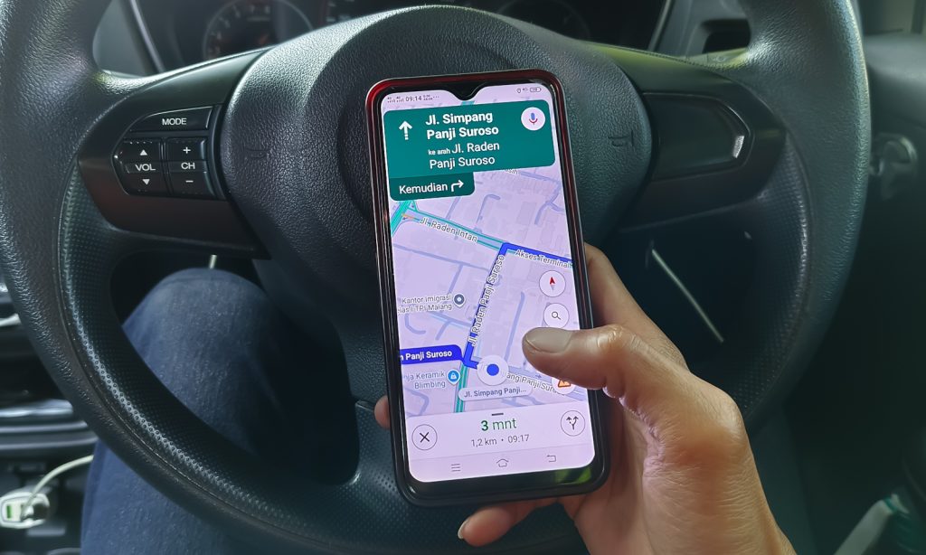 Gemini wtrąca się do prywatnych rozmów kierowców. Dziwny błąd w Mapach Google