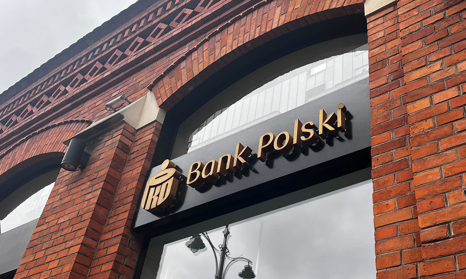 PKO BP nie skąpi pieniędzy. Klienci mogą zyskać nawet 1500 zł