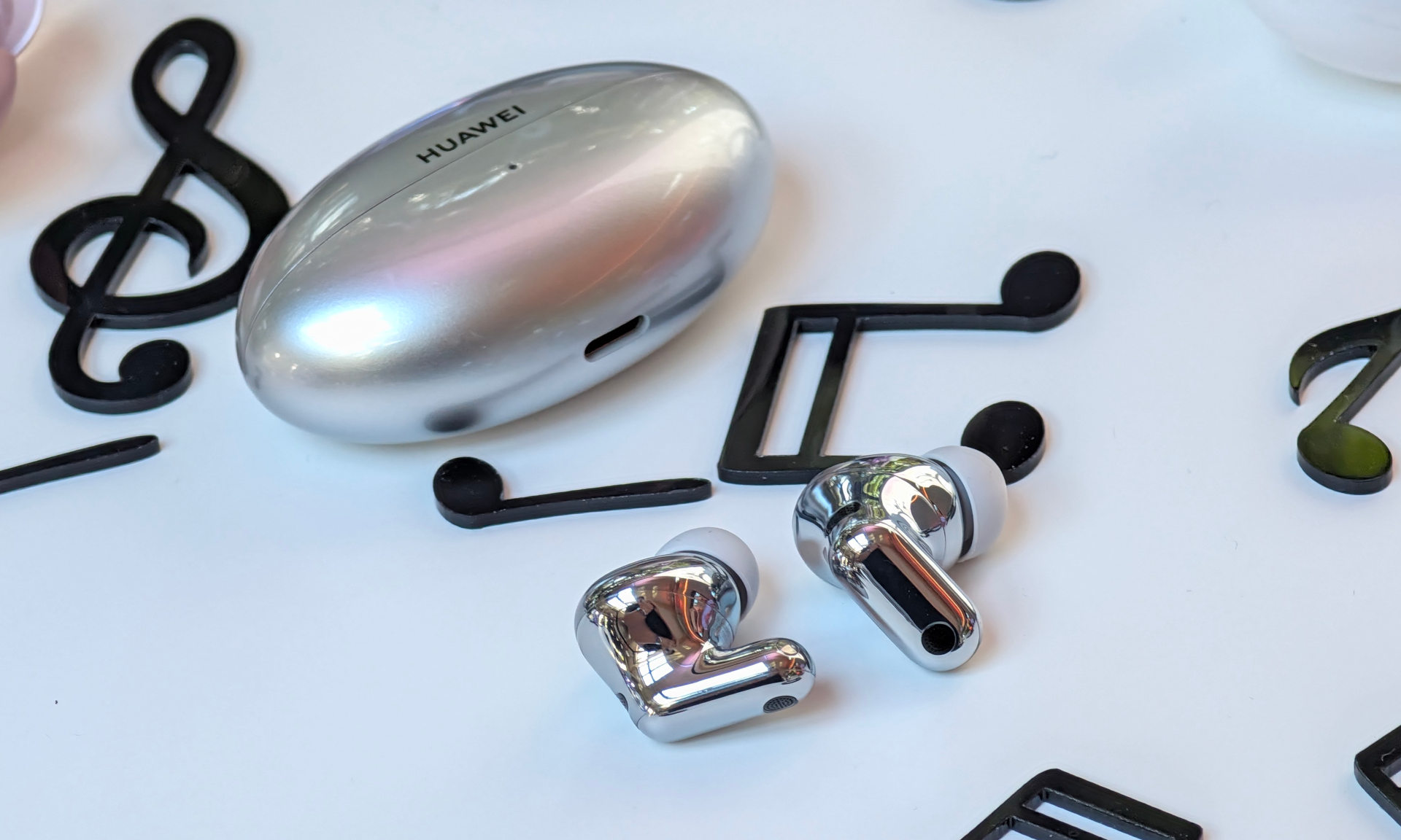 ¿Auriculares pequeños que suenan bien? Huawei FreeBuds Neo con un descuento de 100 PLN