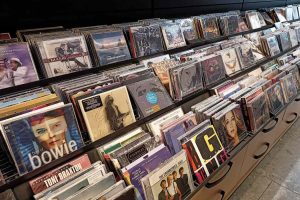 Los CD están experimentando una segunda juventud. Los clientes fueron a las tiendas.