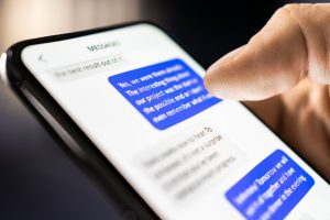 Los teléfonos de la gente se están volviendo locos. Los mensajes de texto antiguos se envían a personas al azar.