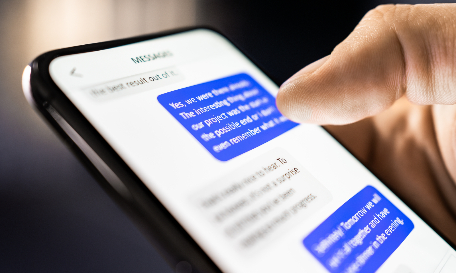Telefony ludziom szaleją. Stare SMS-y trafiaja do losowych osób
