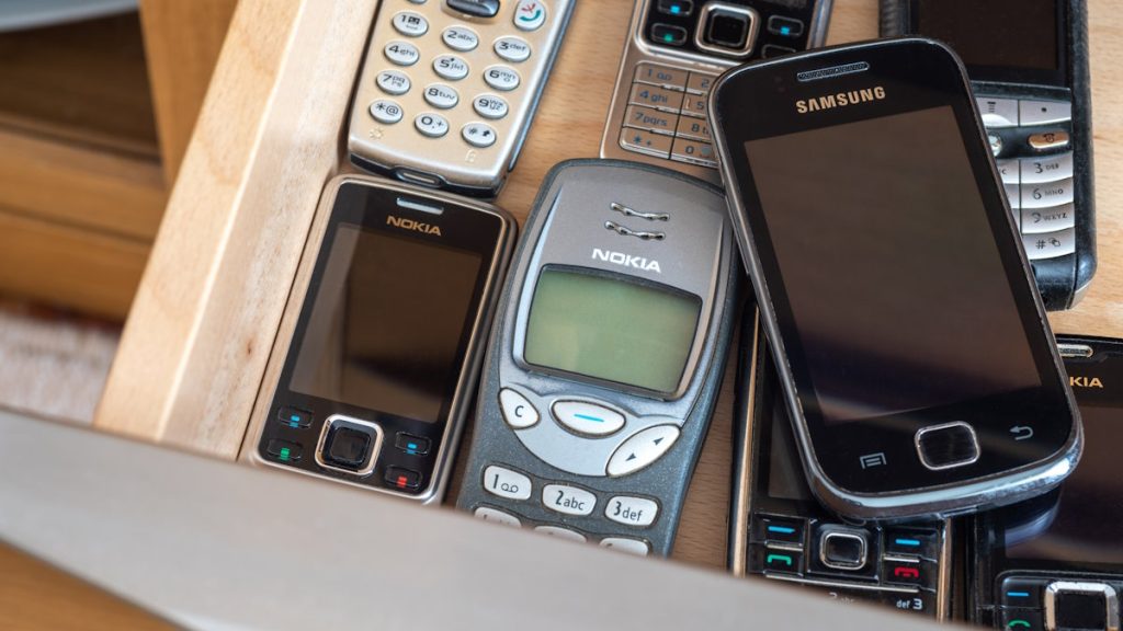 Ani Android, ani iOS. Chcą przywrócić proste telefony i mają swój system