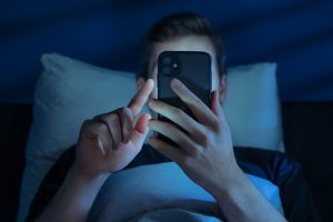 ¿Por qué nos despertamos en mitad de la noche? El experto responde qué cambiar