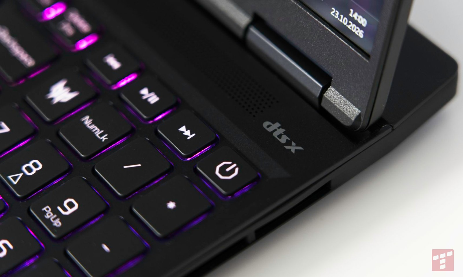Esta computadora portátil rompe las reglas. Eso es bueno