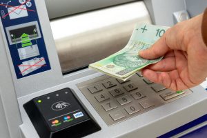 Empiece a acumular efectivo. Esto es lo que recomiendan los bancos y el gobierno
