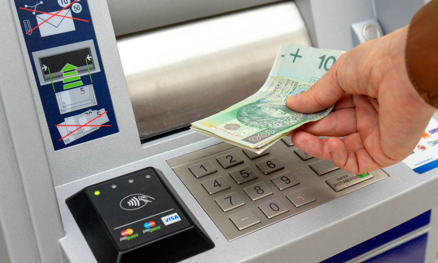 Zacznij gromadzić gotówkę. Tyle rekomendują banki i rząd