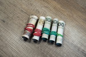 Probablemente el banco le preguntará sobre dicha transferencia. No se trata de grandes cantidades